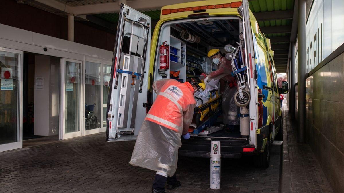 Una ambulancia accede al hospital Virgen de la Concha de Zamora.