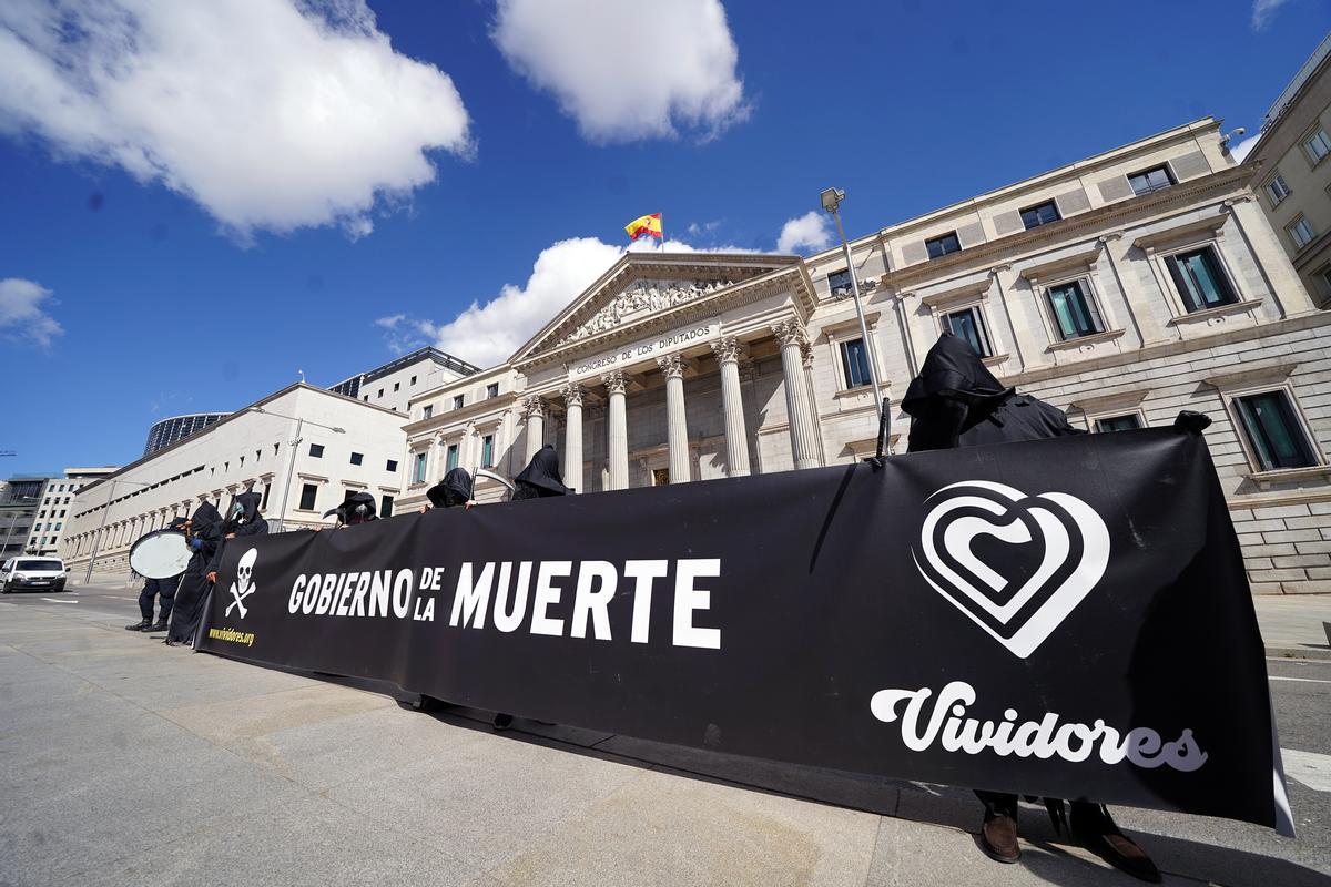 Activistas provida se concentran frente al Congreso de los Diputados donde hoy se debe la Ley de la Eutanasia.