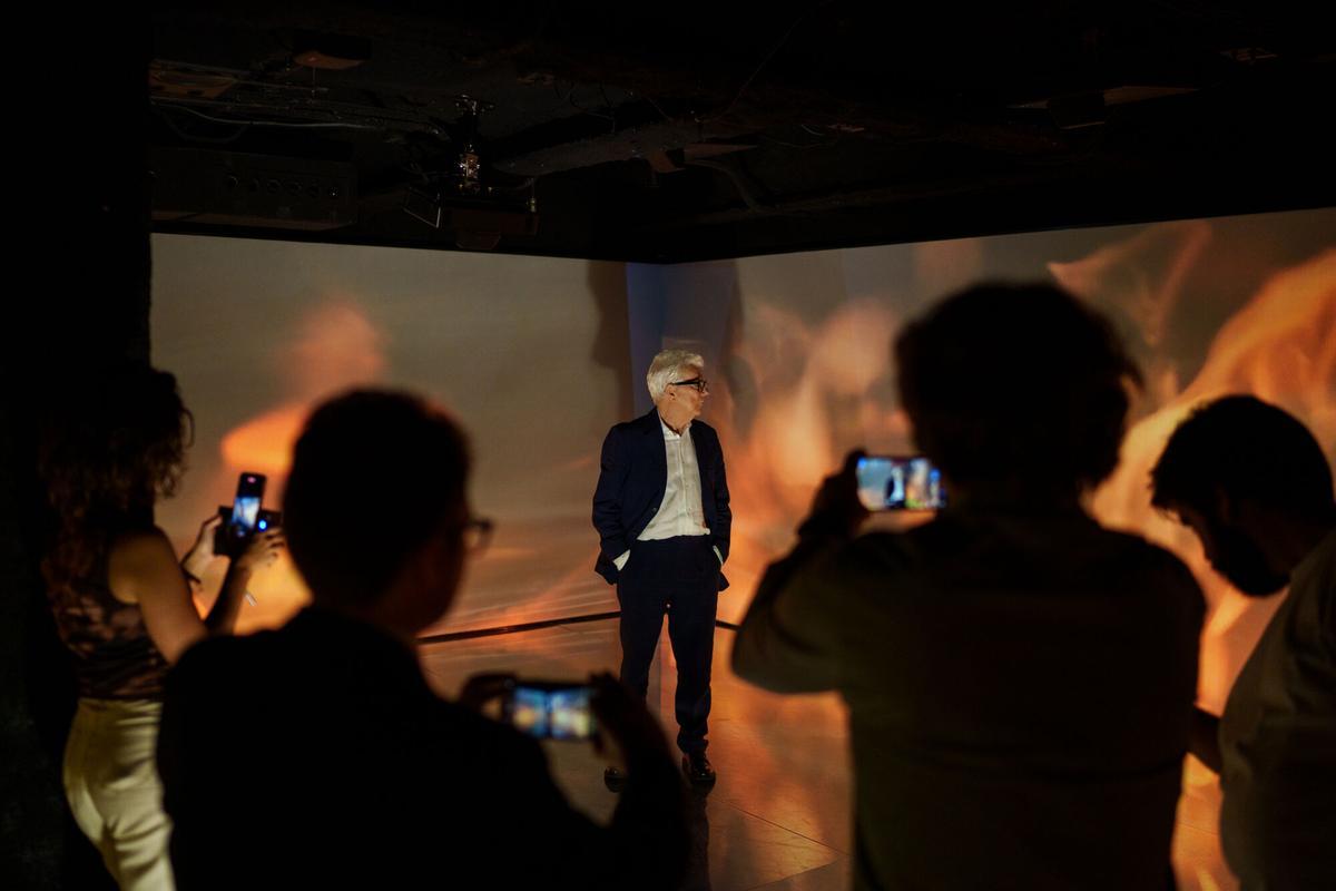 El escritor Ken Follet durante la presentación de su nueva novela 'El círculo de los días', en una sala inmersiva, a 9 de octubre de 2025, en Madrid (España). La obra está ambientada en la época de la construcción de Stonehenge, a través de una saga épica protagonizada por Seft y Joia. Además del evento literario, los asistentes podrán disfrutar de un vídeo inmersivo, talleres de sílex, actividades familiares y consultar toda la trayectoria del escritor en una biblioteca especial. 09 OCTUBRE 2025;KEN FOLLET;PELICULA;CIRCULO DE LOS DIAS Matias Chiofalo / Europa Press 09/10/2025. KEN FOLLET;Matias Chiofalo