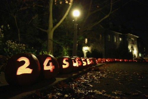 Calavazas de Halloween adornan una calle en Canadá