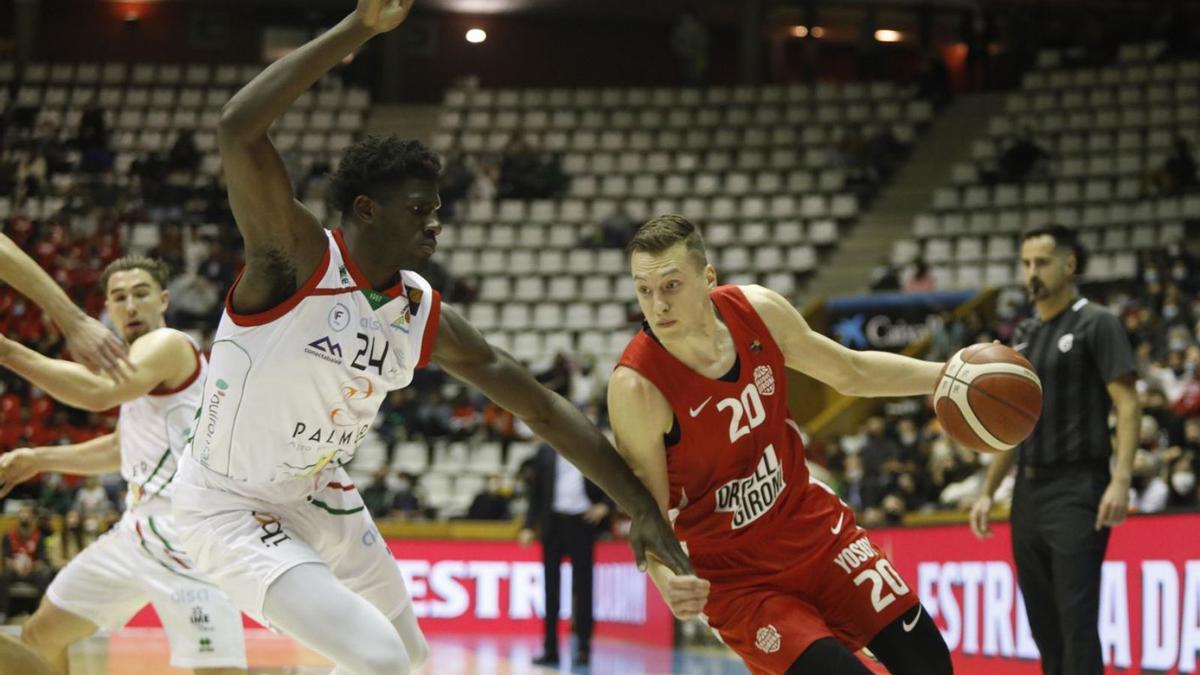 Vecvagars en una jugada del Bàsquet Girona-Palma, l’últim disputat fins ara per l’equip