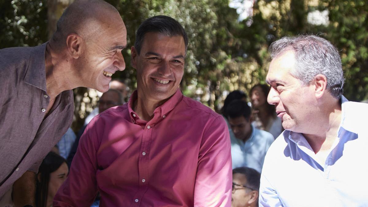 El presidente del Gobierno y secretario general del PSOE, Pedro Sánchez, (2d) junto al Alcalde de Sevilla, Antonio Muñoz, (i) y el secretario general del PSOE de Andalucía, Juan Espadas, (d) en una foto de archivo.