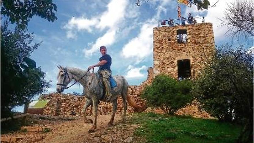 El cavall passa per davant del castell de sant MIquel, que es va construir al segle XV.