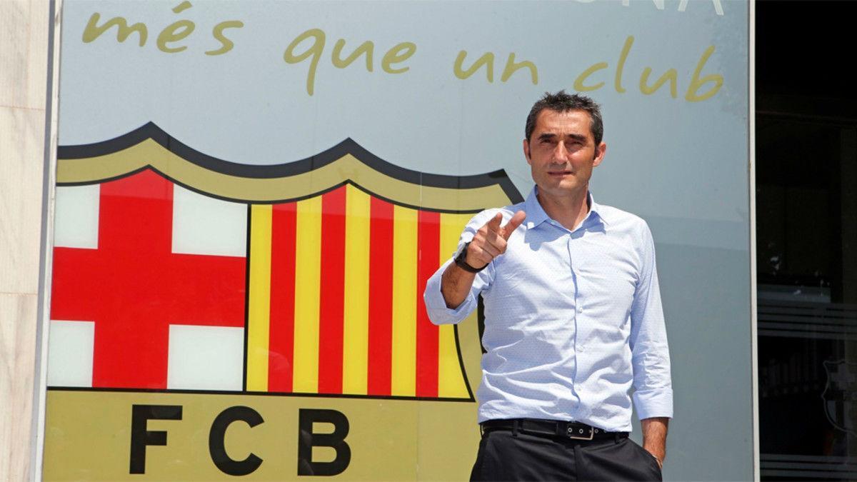 Así posó Valverde con el escudo del Barça
