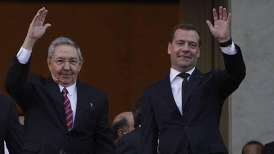 Castro y Medvedev firman diez convenios bilaterales