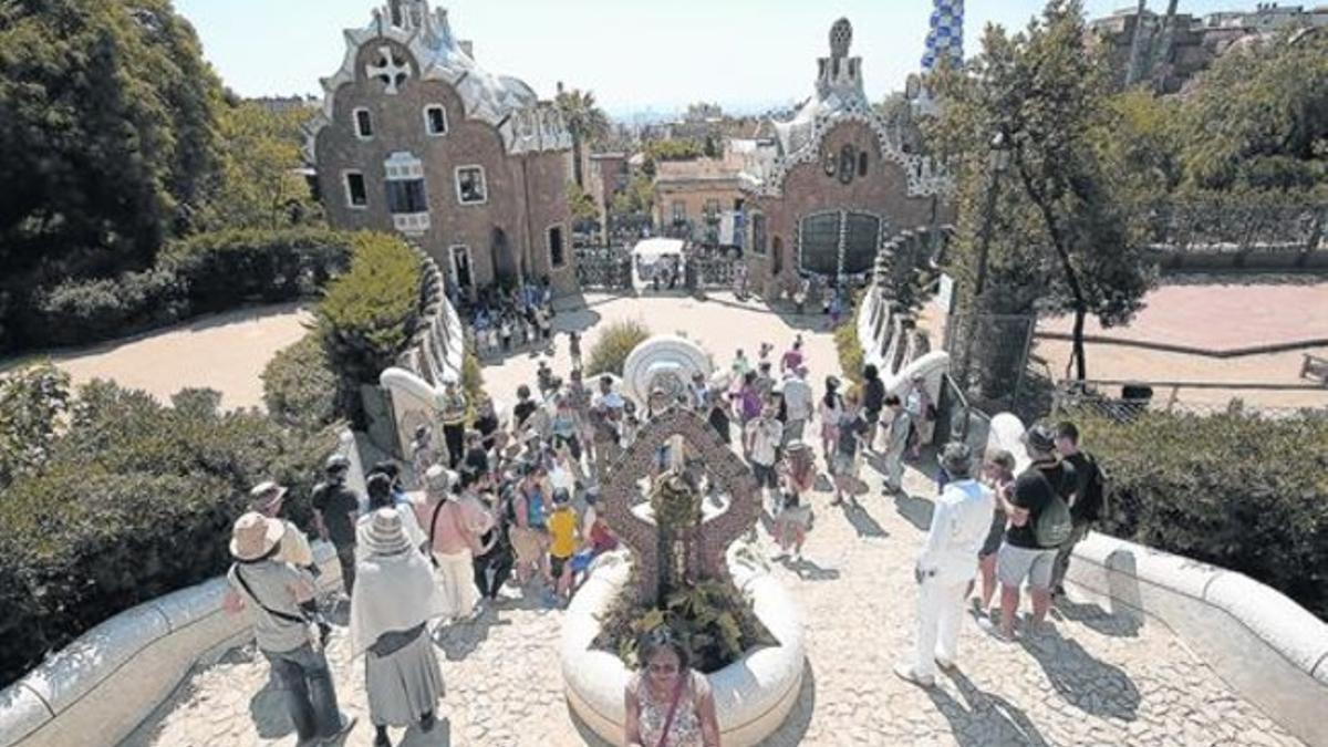 Aspecto de la zona monumental del parque Güell antes de que se cerrara y se establecieran turnos de entrada regulados, previo pago, cuando el lugar recibía 25.000 visitas anuales.