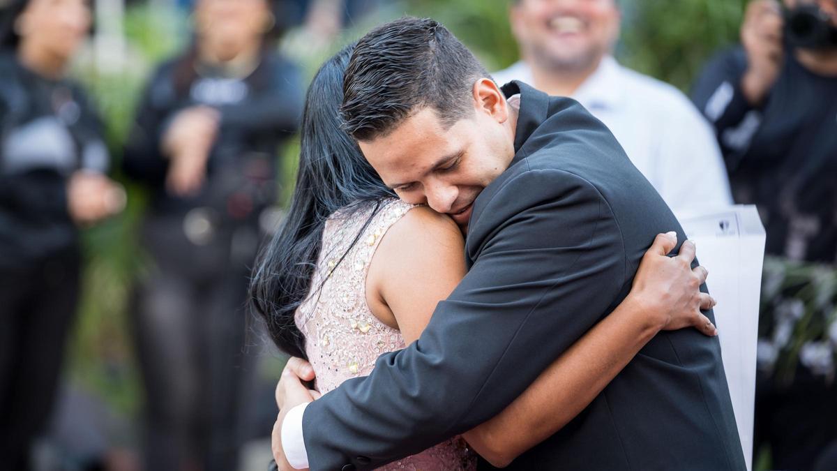 Una pareja se funde en un abrazo tras celebrarse su boda.