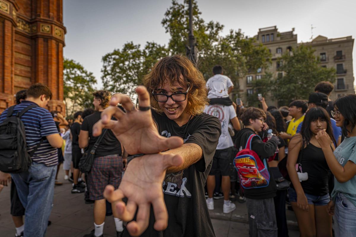 Batalla multitudinaria para farmear aura en Barcelona