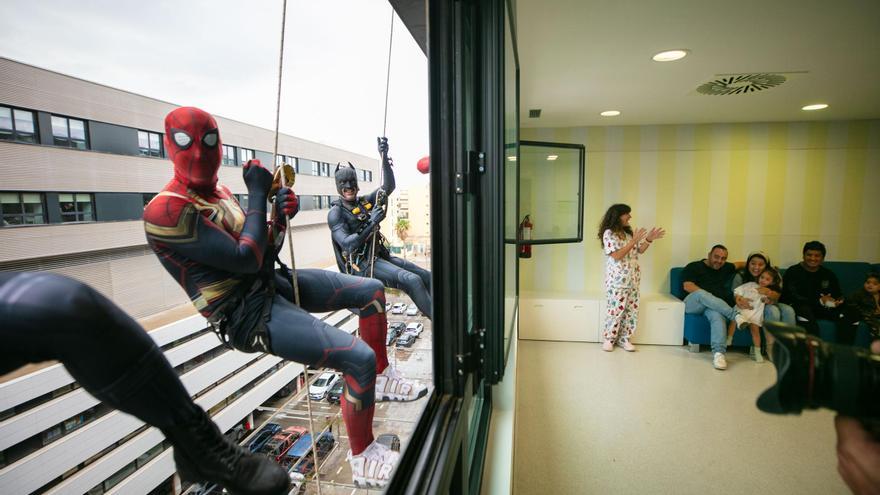 Batman, Spiderman y amigos en el hospital de Ibiza