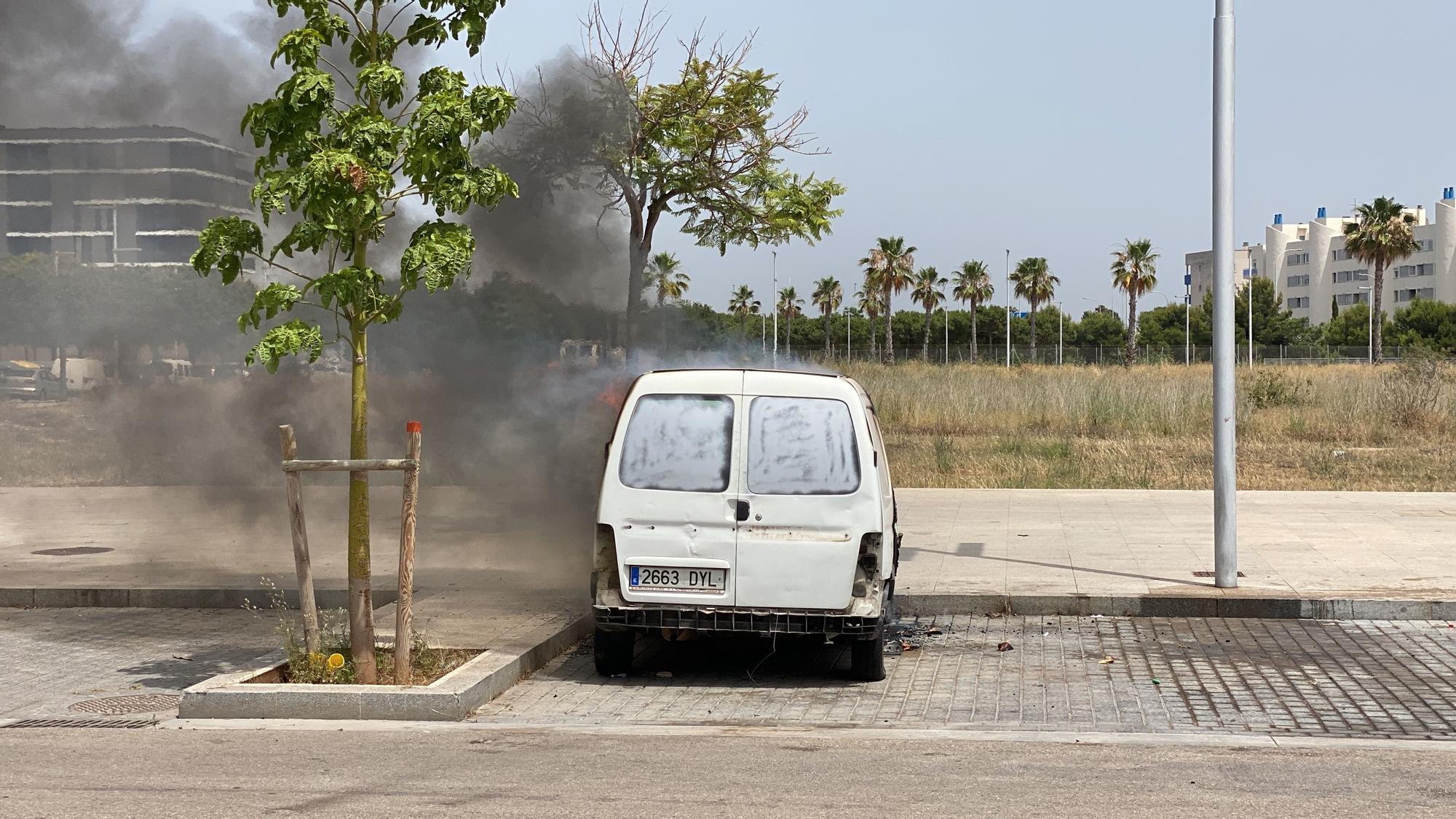 Las fotos del aparatoso incendio intencionado de un coche en Nou Llevant, en Palma