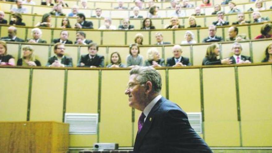 En primer término, Juan López Arranz. Detrás, los amigos, compañeros y familiares de Arranz, que llenaron el aula Pérez Casas-Bengoechea