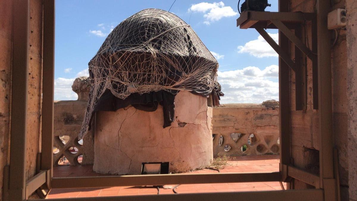 Una malla cubre la cúpula a arreglar de la capilla de la Comunión