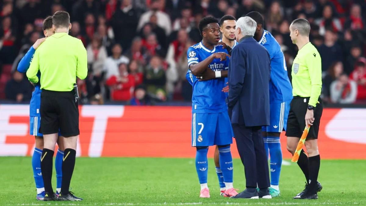 ¡Surrealista! Detienen el Benfica - Real Madrid por un incidente racista con Vinicius: La secuencia completa
