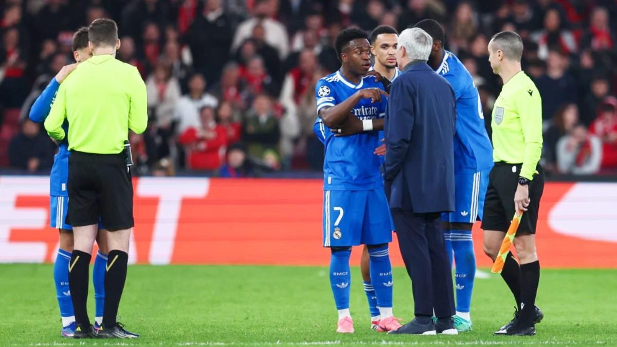 Vinícius explica a Mourinho lo sucedido con Prestianni