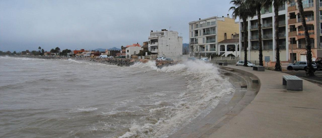 La situación de la zona de la Serratella en Burriana es muy precaria, ya que con el fuerte oleaje de los temporales las viviendas se ven afectadas.