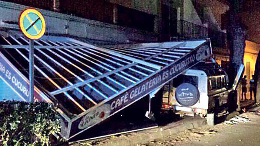 El todoterreno chocó contra el porche de la heladería en Portocolom.