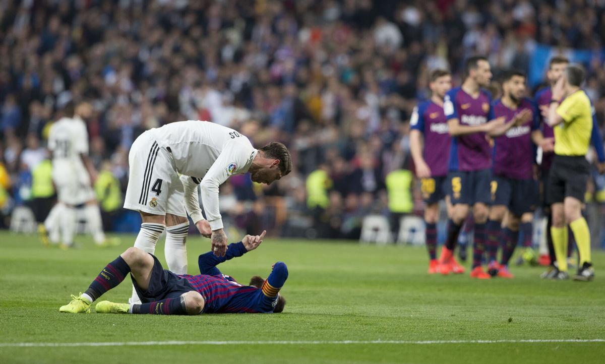 Sergio Ramos increpa a Messi mientras los jugadores del Barça reclaman a Undiano Mallenco por no sancionar al madridista en un clásico en el Bernabéu.