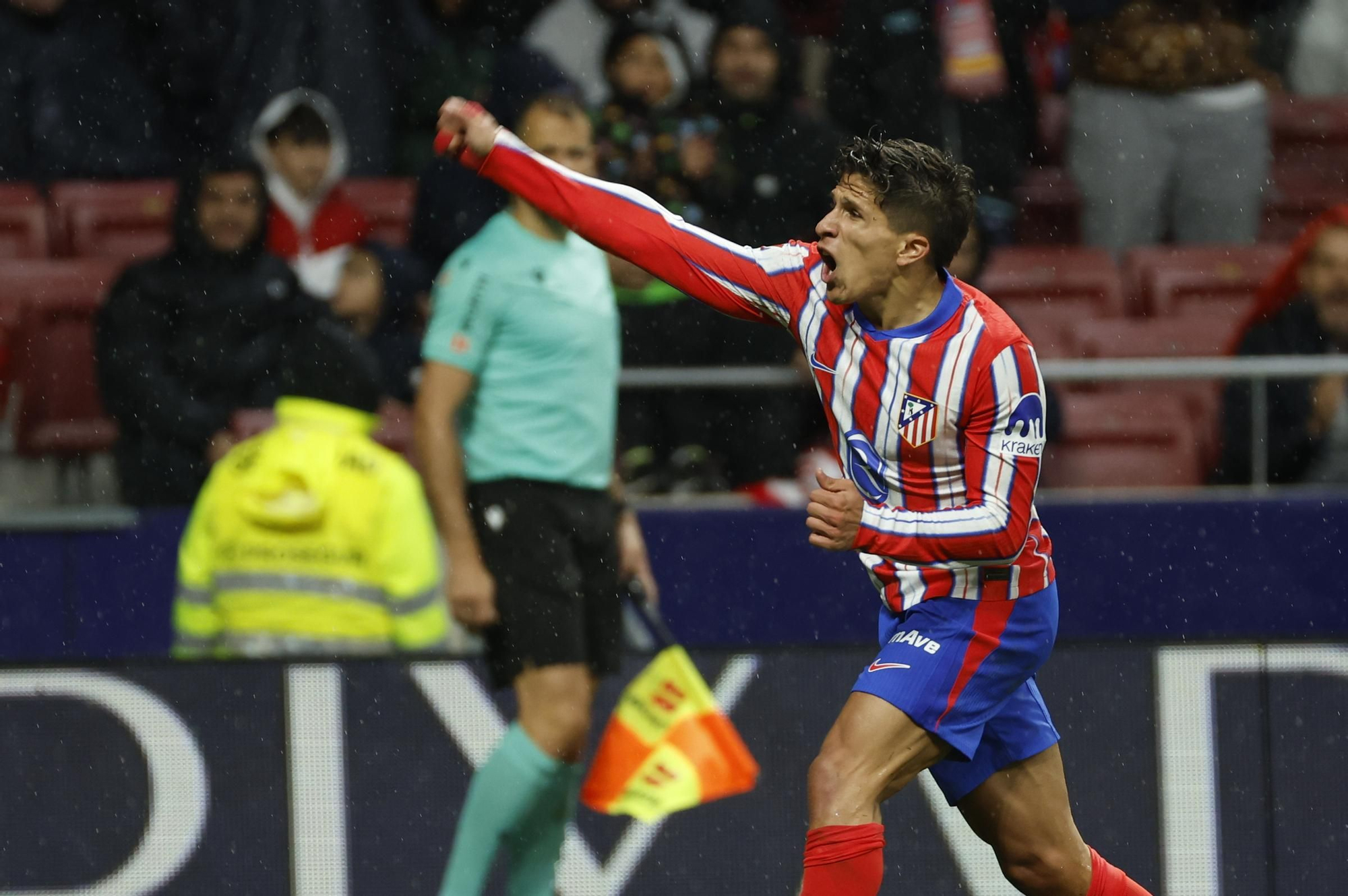 El Atlético remonta al Valladolid al descanso (2-1)