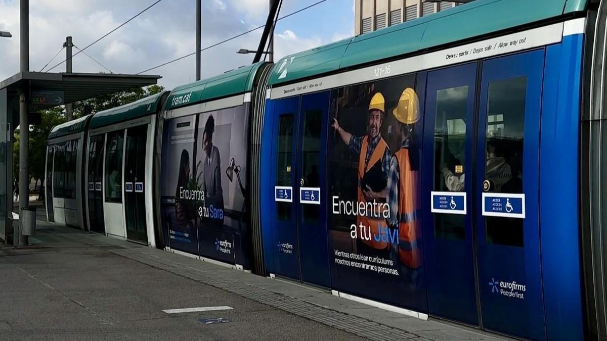 Acción de la campaña 'Encuentra a tu...' en el Tramvía de Barcelona
