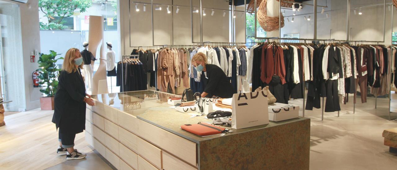 Una tienda de Adolfo Domíguez, en Ourense