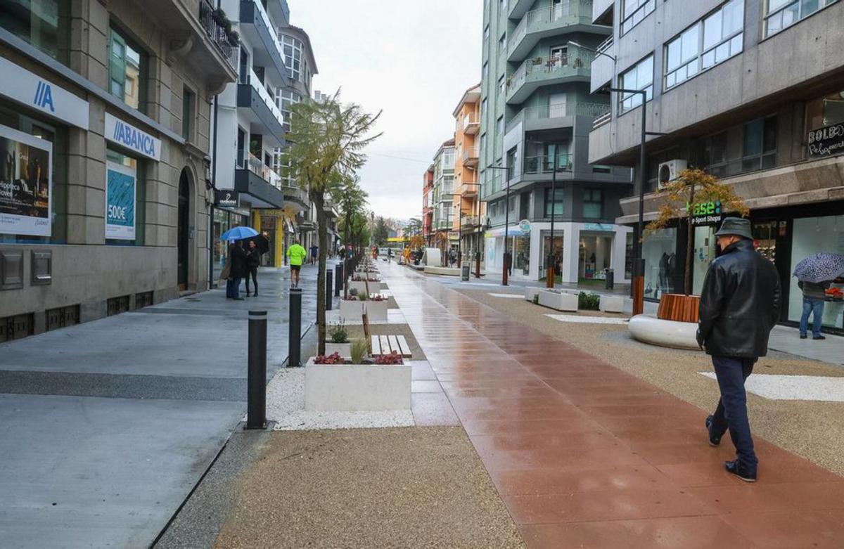 Los peatones ya avanzan por el nuevo vial. |  Iñaki Abella