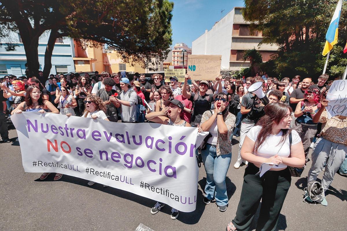 Concentración de alumnos de la ULL por la posible pérdida de una convocatoria de exámenes