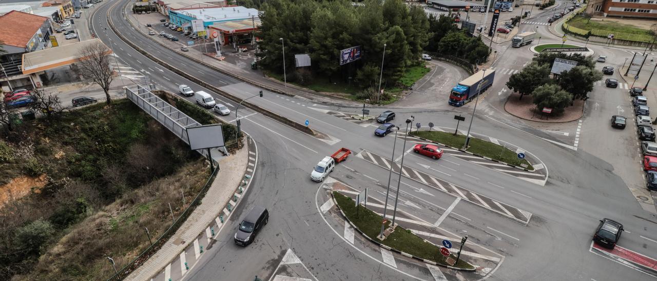 Cruce en la entrada norte a Alcoy que será sustituido por la nueva rotonda.