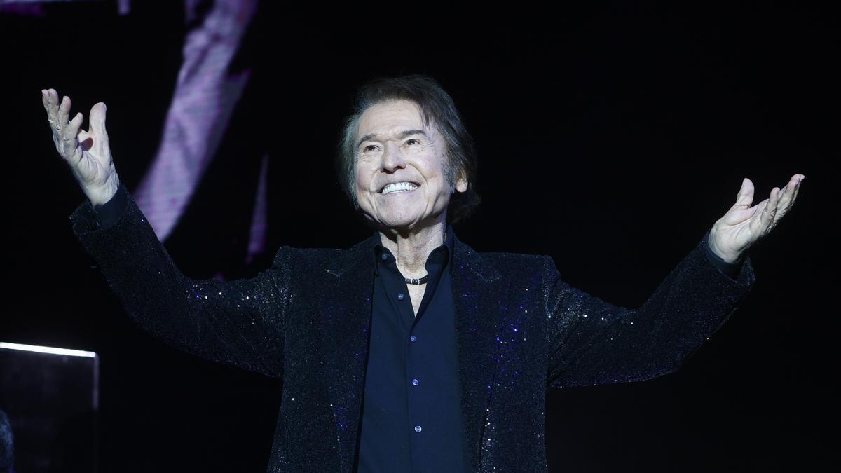 El cantante Raphael durante su actuación en el Palau Sant Jordi de Barcelona.