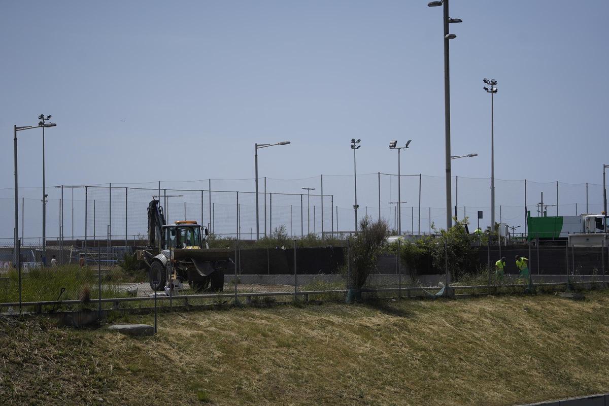 Desmantelado el campamento de barracas frente a la playa de La Nova Mar Bella