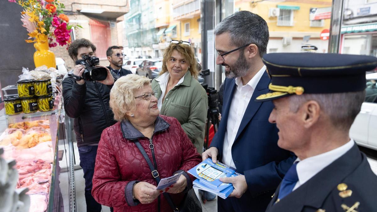 Francisco Lucas e Ignacio del Olmo, este lunes en una tienda de Puente Tocinos.