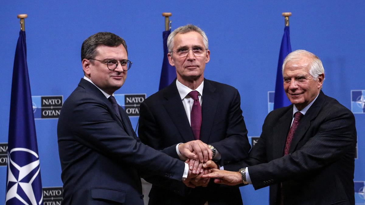 De izquierda a derecha, el ministro de Exteriores ucraniano, Dymtro Kuleba, el secretario general de la OTAN, Jens Stoltenberg, y el jefe de la diplomacia europea, Josep Borrell.