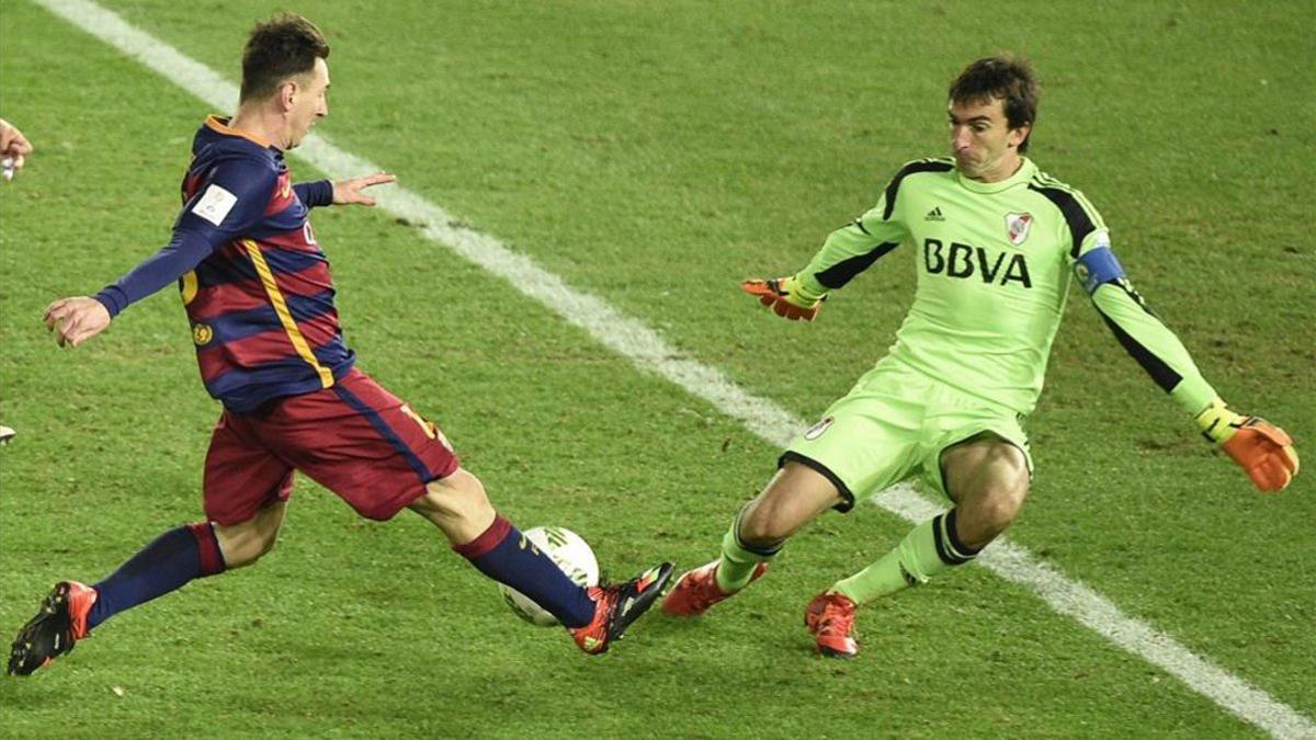 Barovero, ante Leo Messi en el Mundial de Clubes