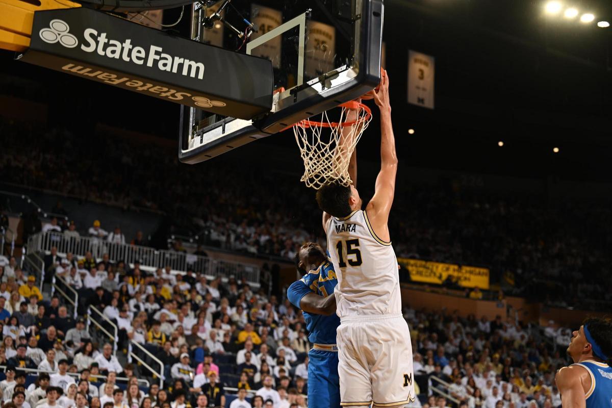 Aday Mara machaca el aro de espaldas en el partido ante UCLA.