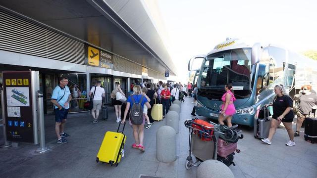 Turistas en el aeropuerto de Eivissa, esta temporada. | VICENT MARÍ