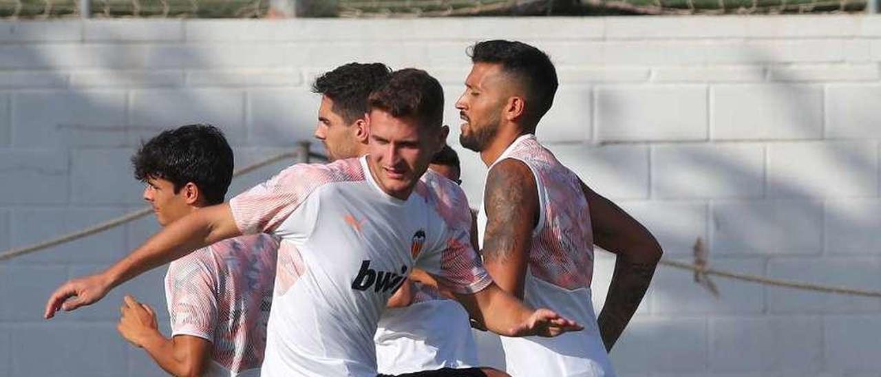 Jorge Sáenz, en un reciente entrenamiento con el Valencia. // F. Calabuig