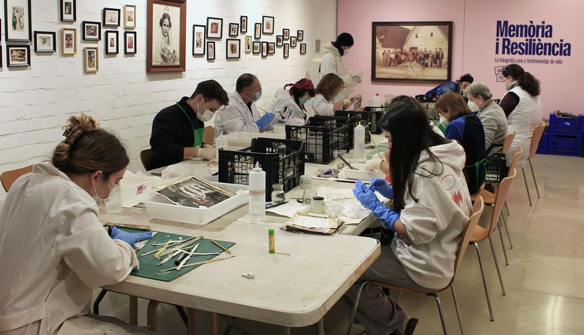 Parte del equipo 'Salvem les Fotos' trabajando en el Museu Comarcal de l'Horta Sud.