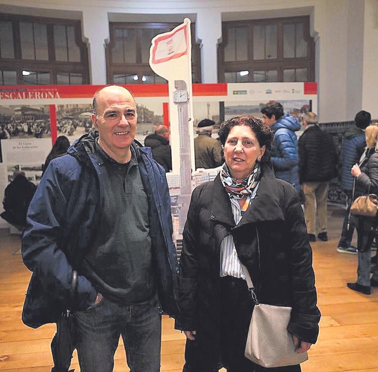 Visitantes en la exposición "Guardianes del tiempo" organizada por LA NUEVA ESPAÑA