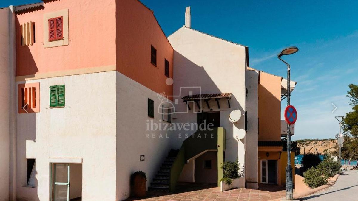 Edificio en el que se ubica la propiedad en venta.