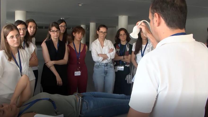 Médicos residentes durante una práctica de ecografía.