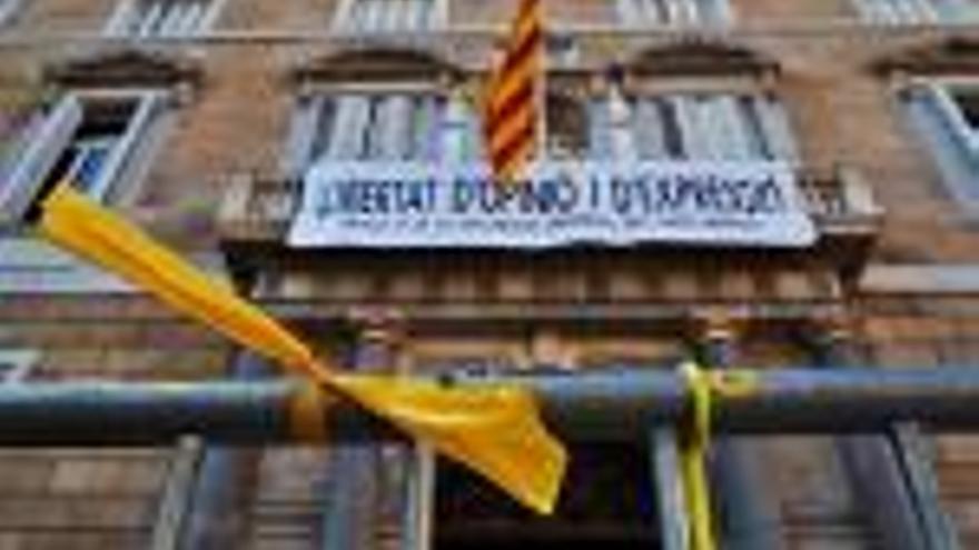La nova pancarta que penja de la façana de la Generalitat a Barcelona.