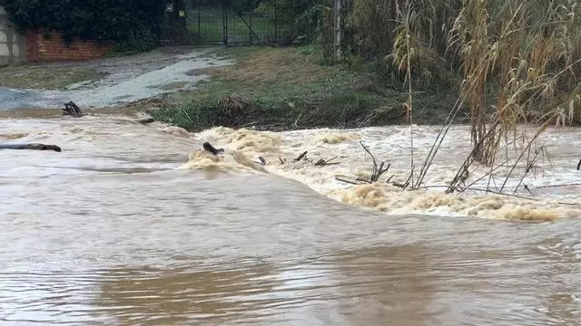 VÍDEO | El riu Manol creuant la carretera a l'altura del Pont del Príncep de Figueres