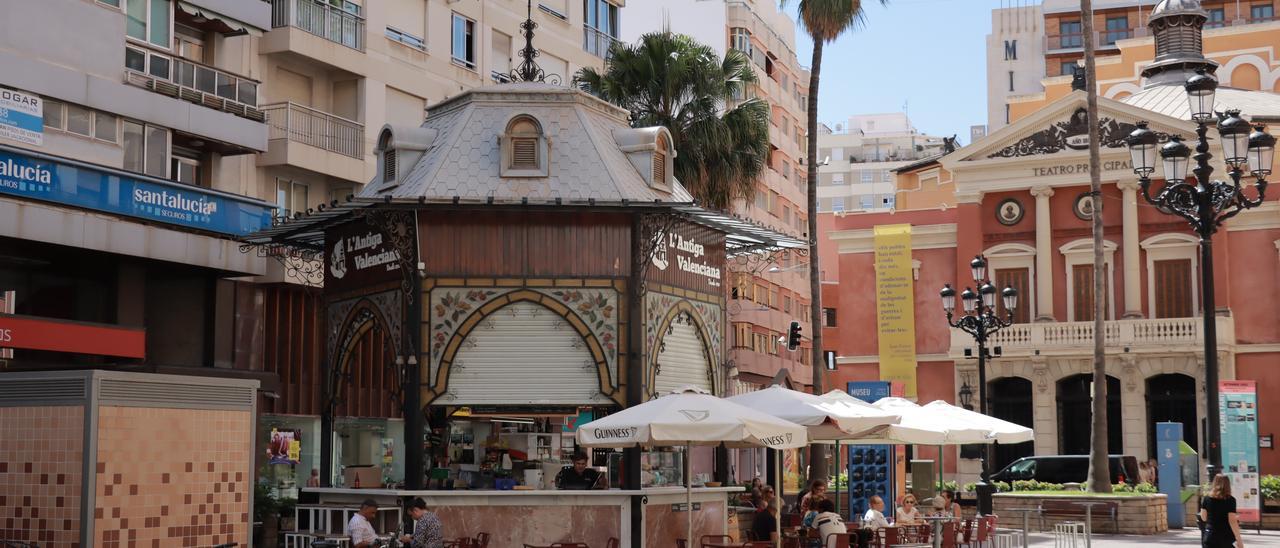 Imagen actual de la plaza de la Paz de Castelló en la que se aprecia el Bicicas que se trasladará a la calle Gasset tras la remodelación del recinto.