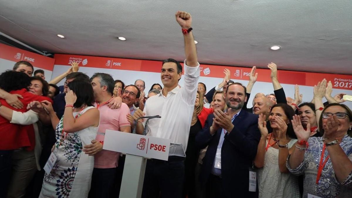 Sánchez celebra su victoria, este domingo en la sede del PSOE.