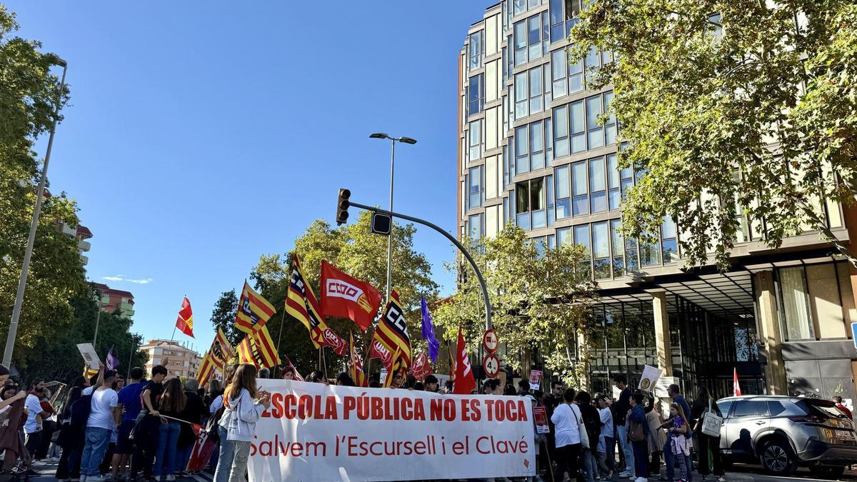 Manifestación en Sabadell ante los Servicios Sociales de Educación
