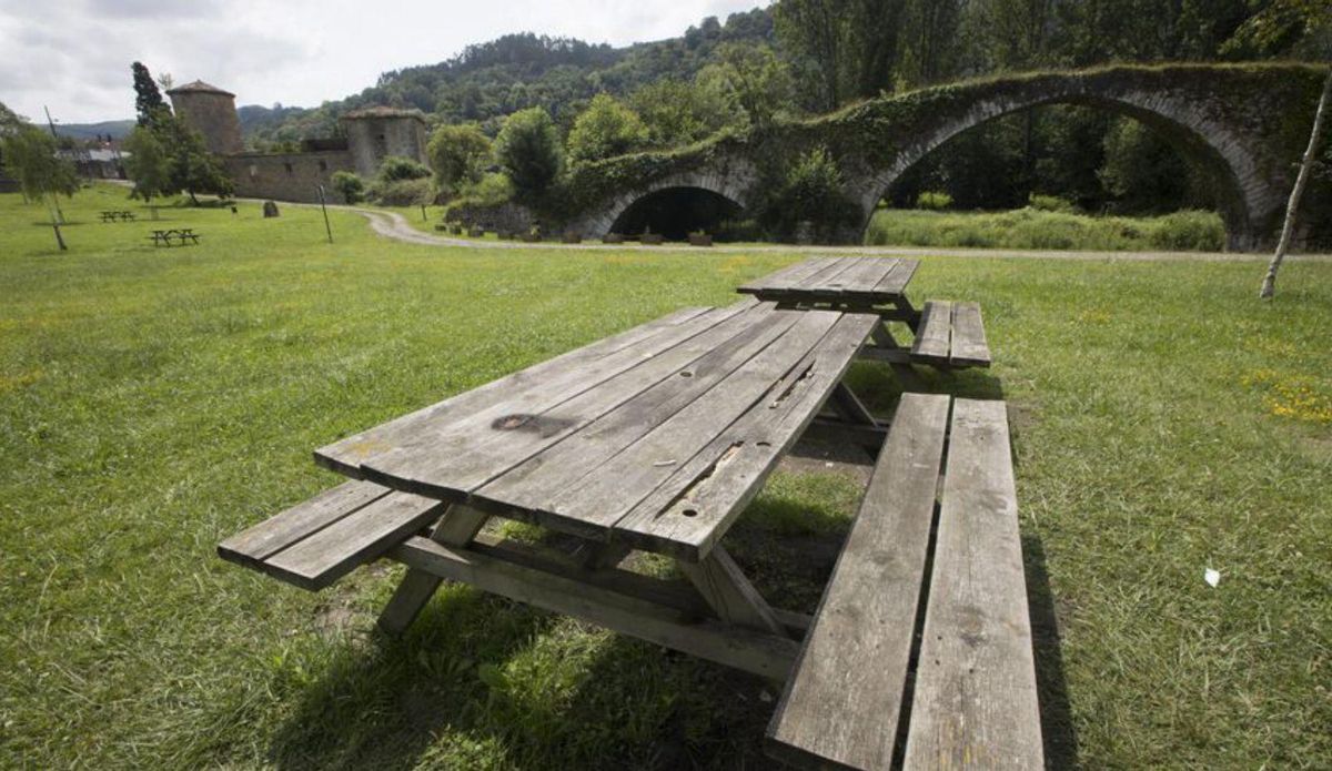 Donde el único pozo minero de la historia de Oviedo alberga fiestas "rave" y "se usa como picadero"
