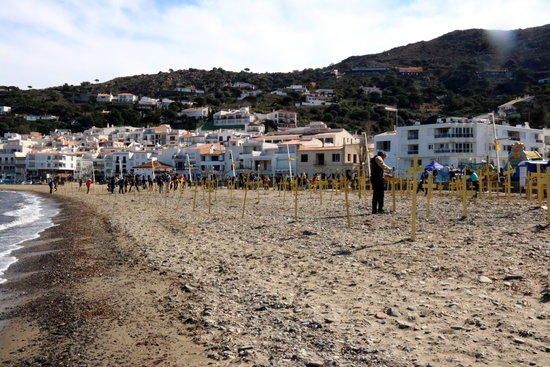 Claven 3.000 creus grogues a platges de l''Alt Empordà i la Catalunya del Nord per «la mort de les llibertats»