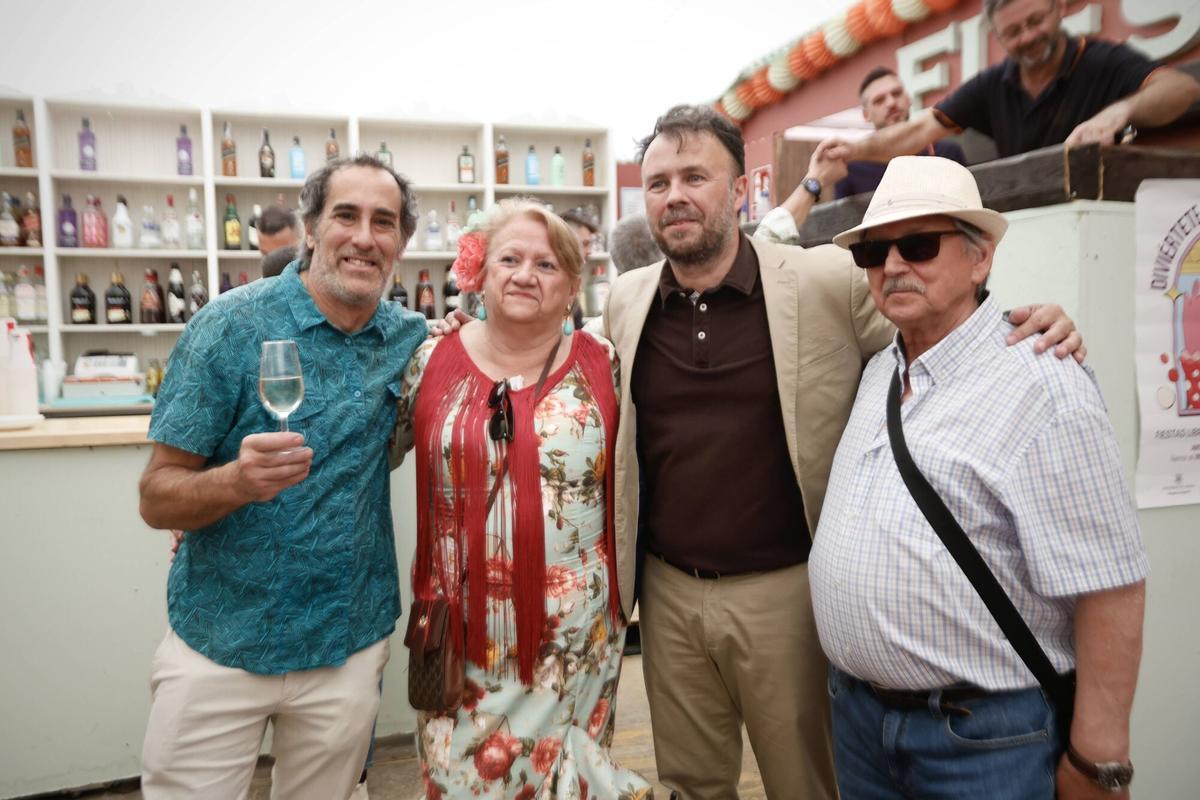 Peñas y el PSOE brindan en un caluroso sábado de Feria