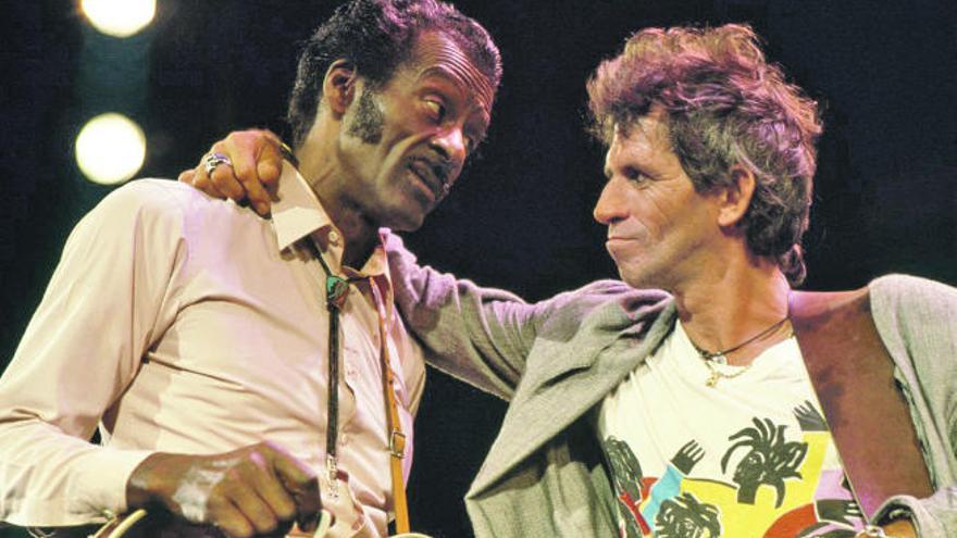 Chuck Berry y Keith Richards, durante el rodaje del documental &quot;Hail! Hail! Rock&#039;n&#039;Roll&quot;.