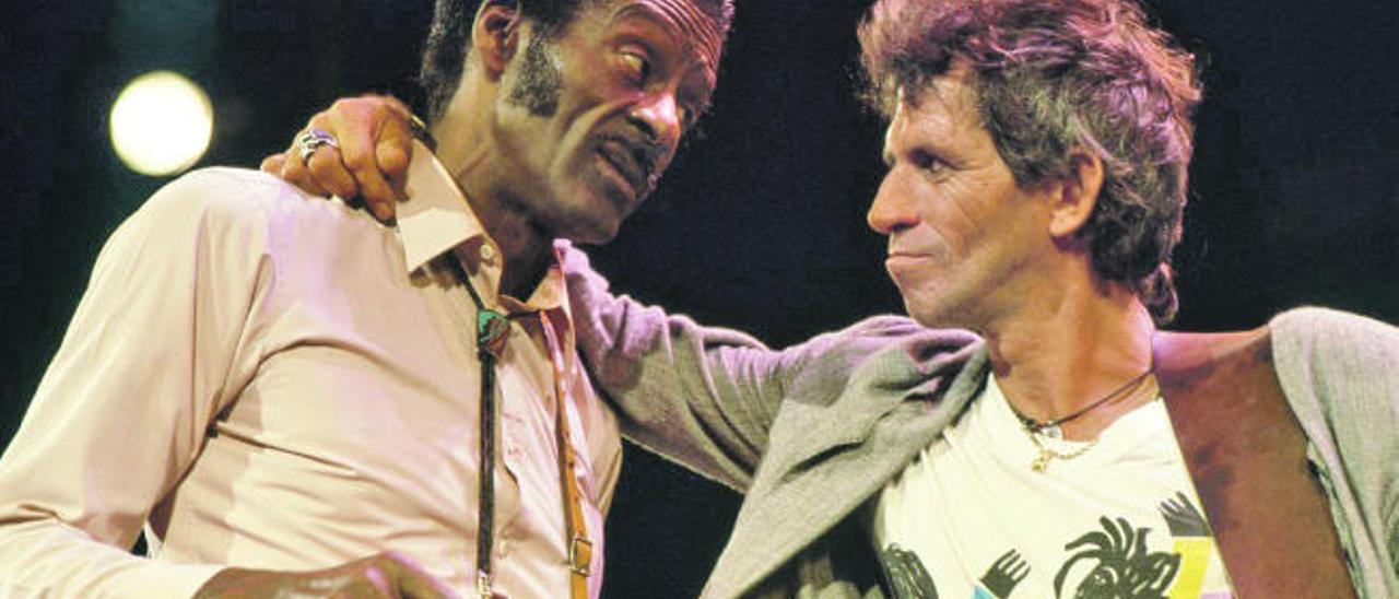 Chuck Berry y Keith Richards, durante el rodaje del documental &quot;Hail! Hail! Rock&#039;n&#039;Roll&quot;.