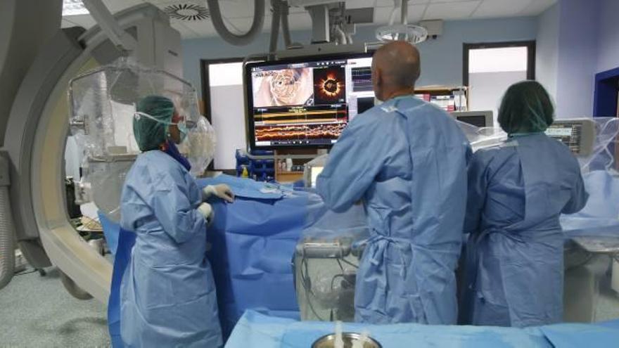 Un equipo de médicos y enfermeros, durante una intervención de hemodinámica, en imagen de archivo.